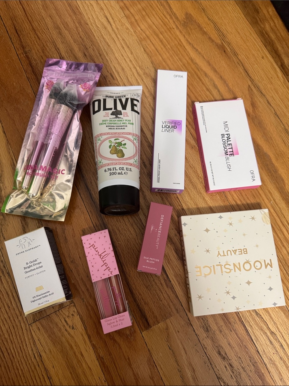 .	NEW Beauty Bundle Makeup Skincare 8 Pieces